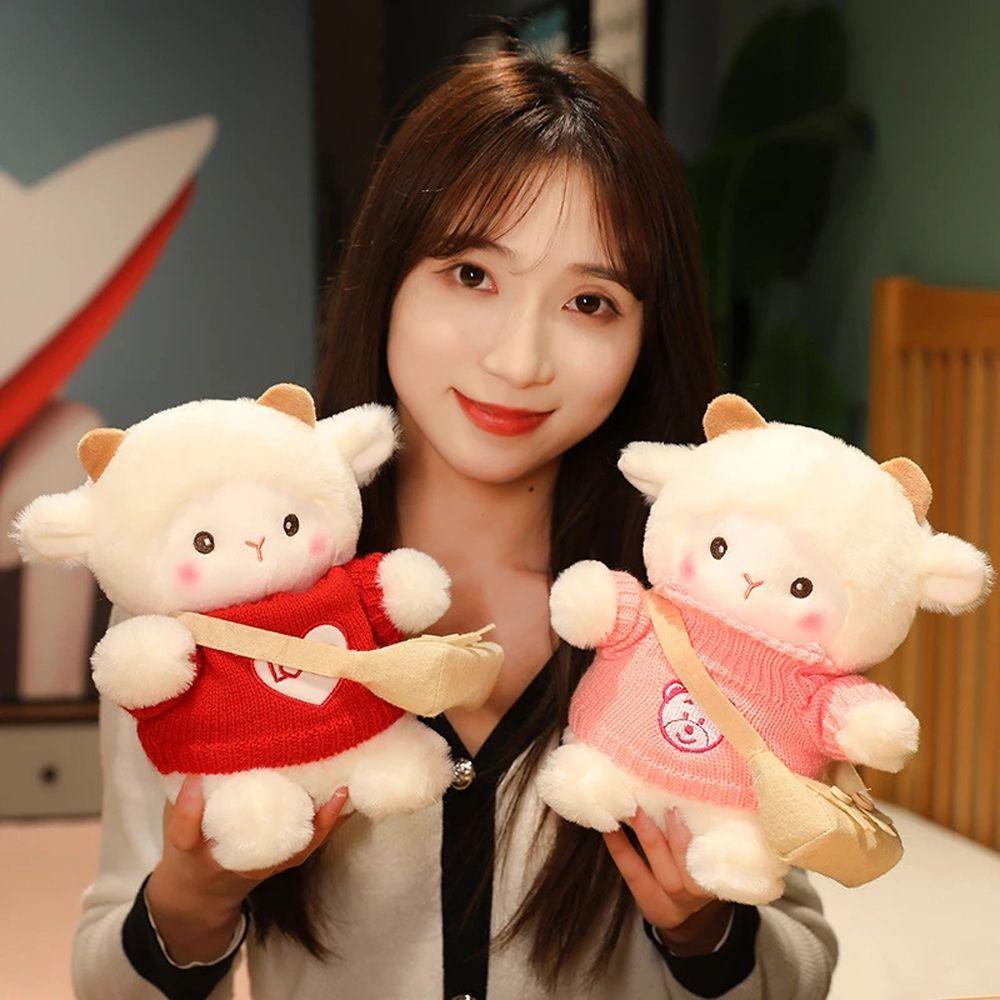 NEEDWAY Domba Kecil Mainan Mewah Dekorasi Rumah Anak Hadiah Boneka Plushie Selempang Sweater Domba Hewan Boneka Kartun Boneka Domba Boneka Mainan