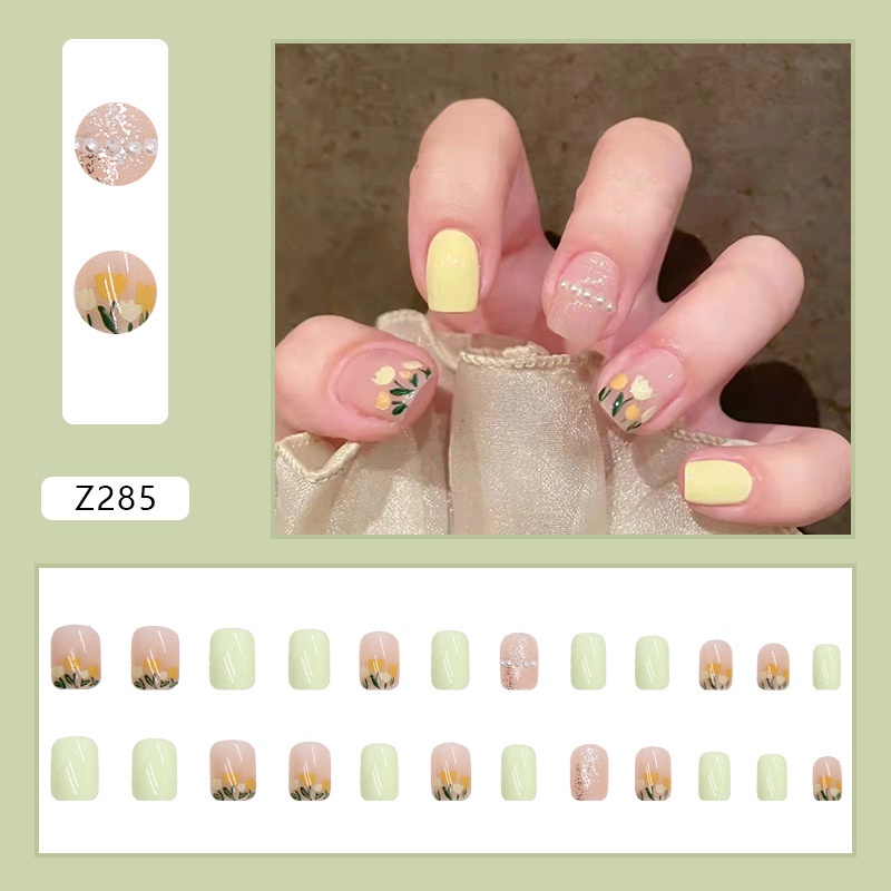 24pcs / Kotak Kuku Palsu Desain Bunga Kecil Aksen Glitter Berlian Imitasi Warna Kuning Untuk Dekorasi Nail Art