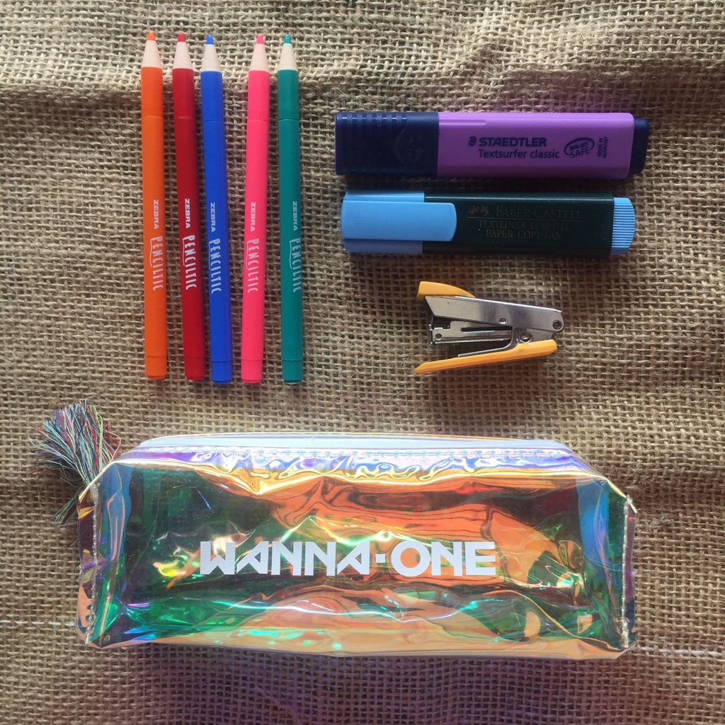 

TEMPAT PENSIL WANNAONE HOLOGRAM