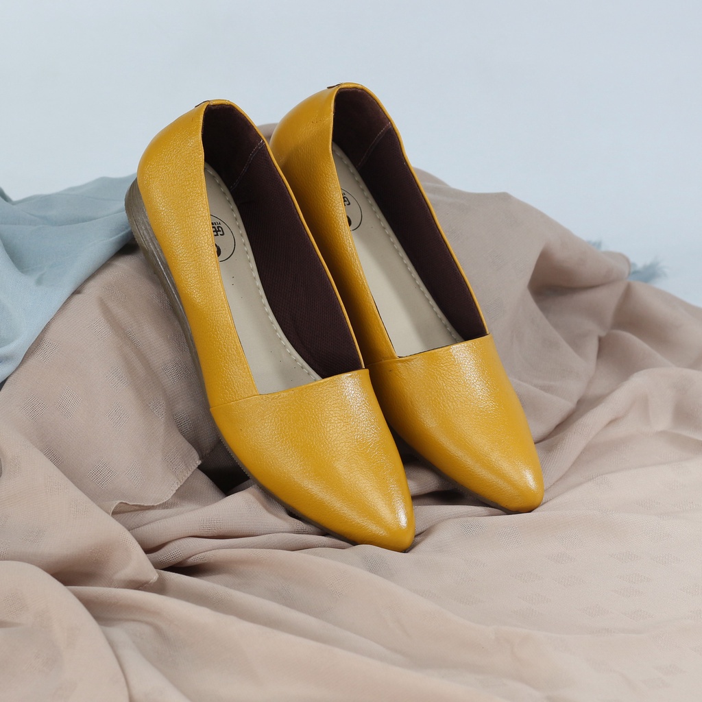 yellow flat pointed shoes