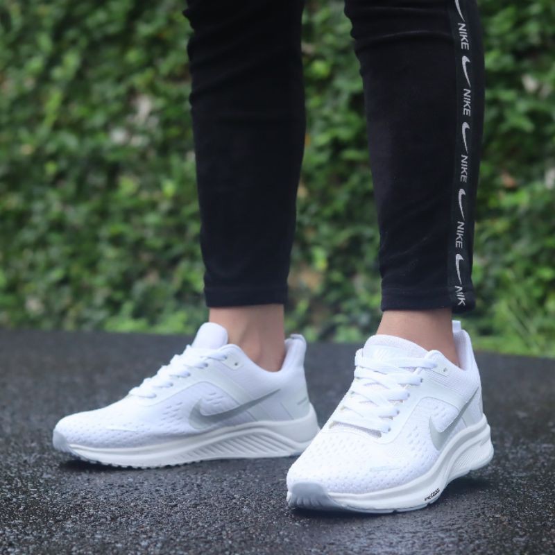 zoom pegasus white