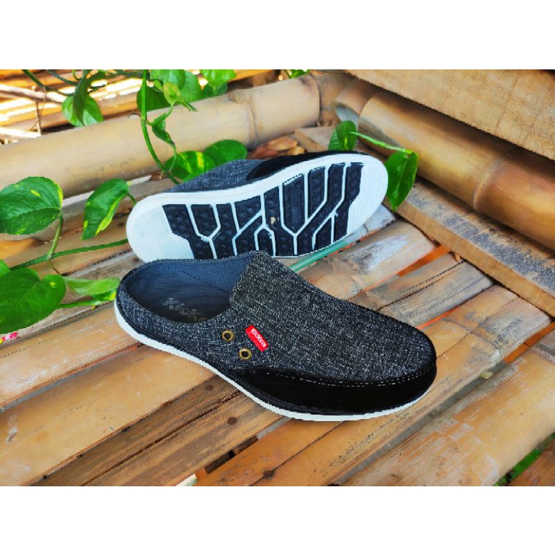 kickers pria / sepatu pria / slop pria / kickers keren masa kini