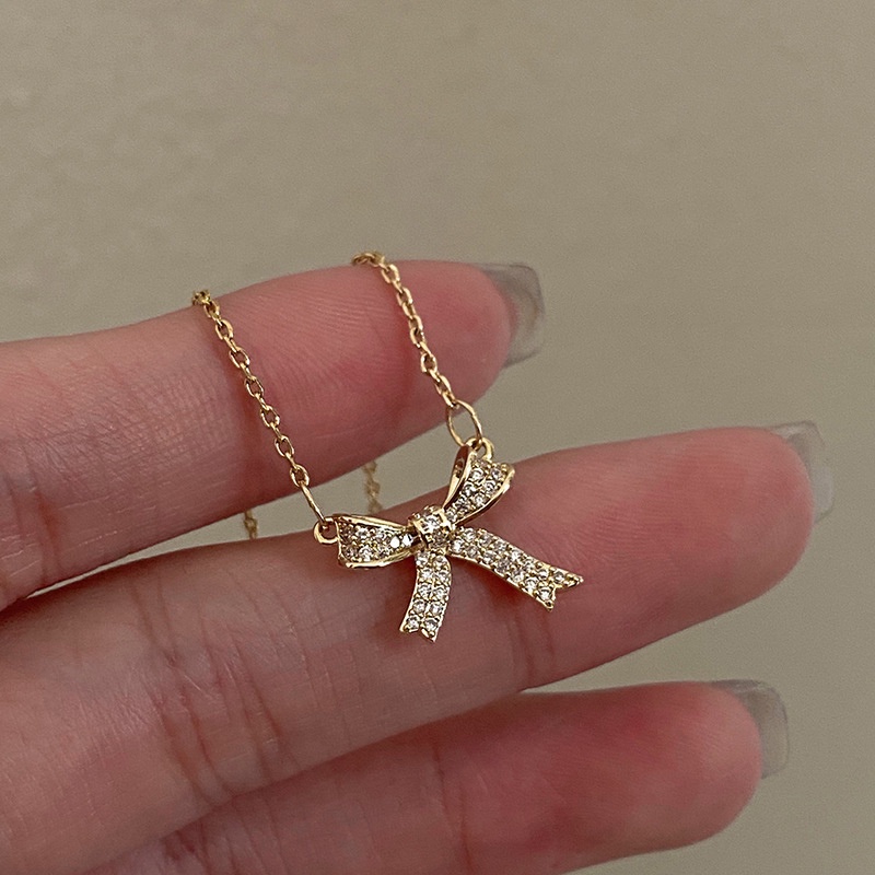 Roselife Kalung Rantai Gold Liontin Desain Pita Hias Kristal 3D Gaya Vintage Untuk Wanita