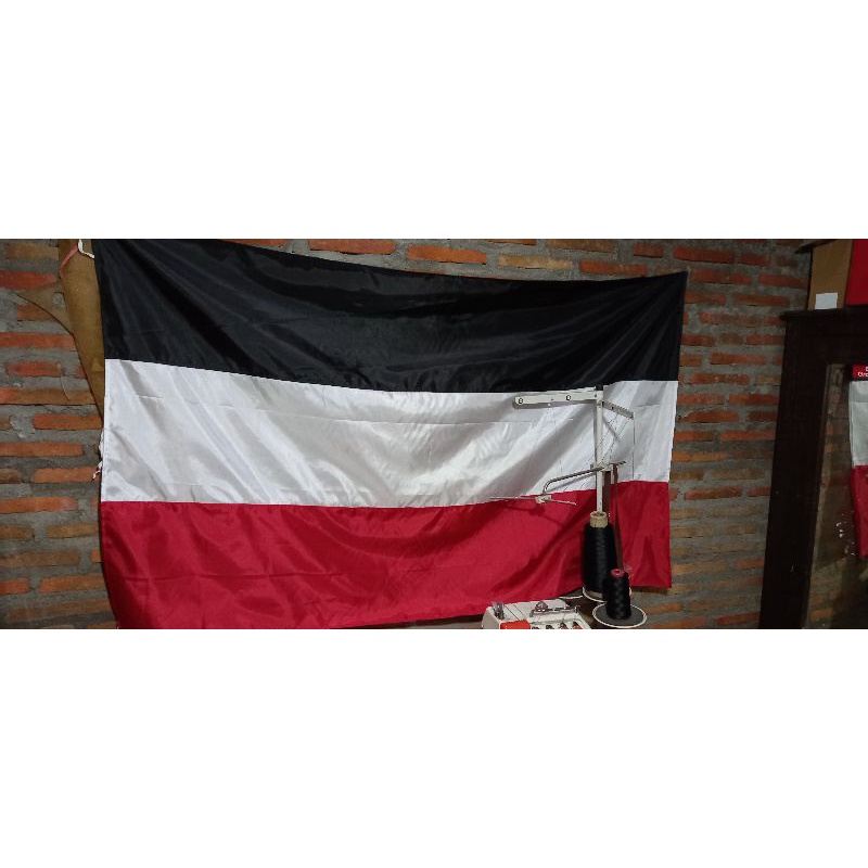 Bendera sepakbola Merah Putih Hitam
