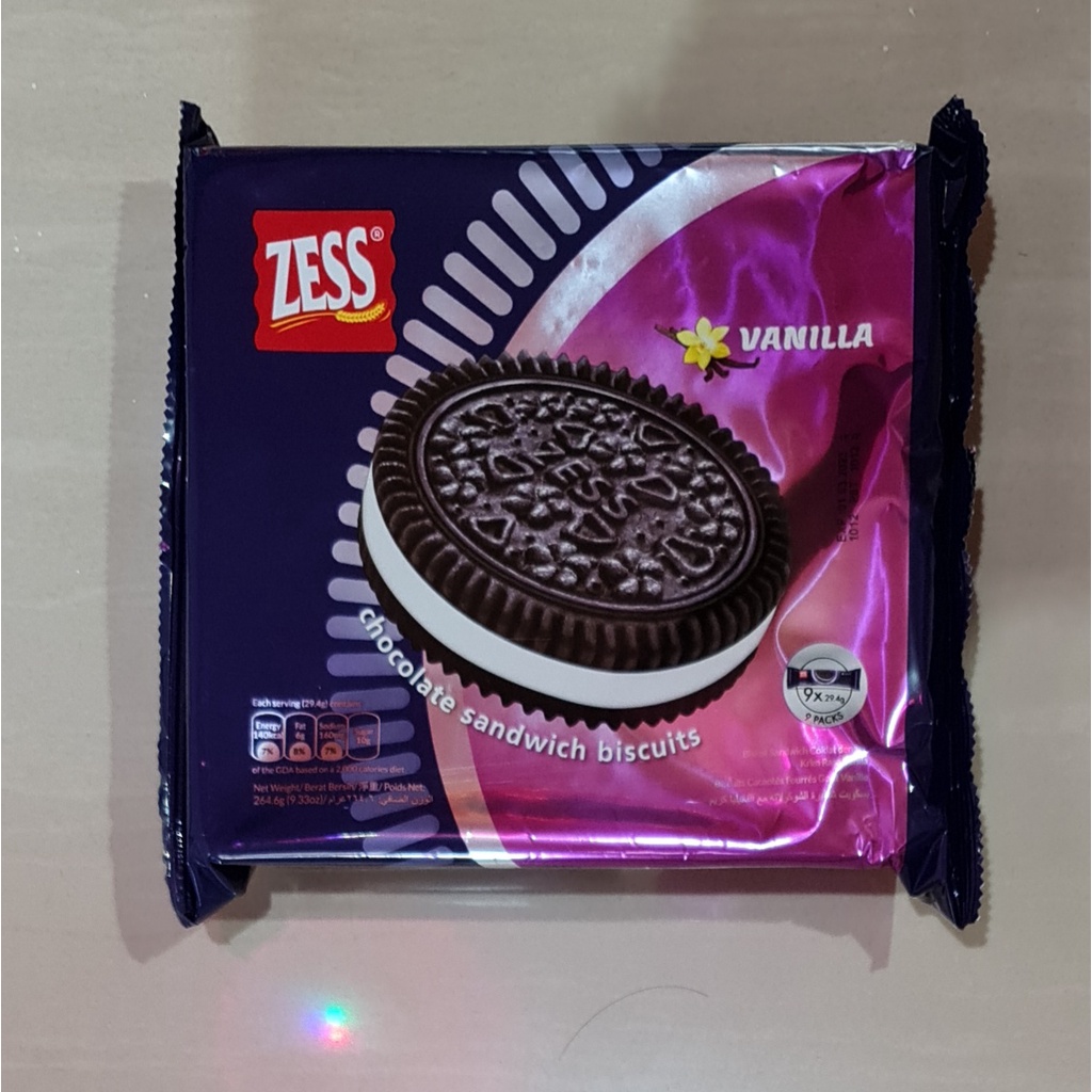 

Biskuit Zess Chocolate Sandwich Biscuits Dengan Krim Vanilla 9 x 29.4 Gram