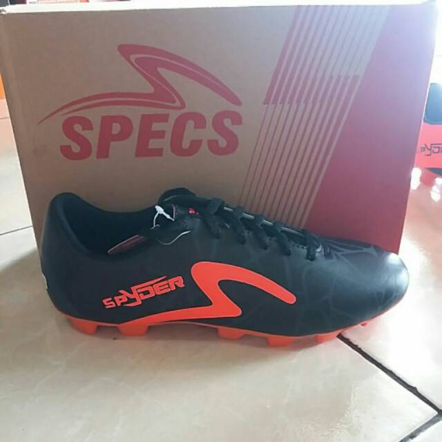 Sepatu bola lokal