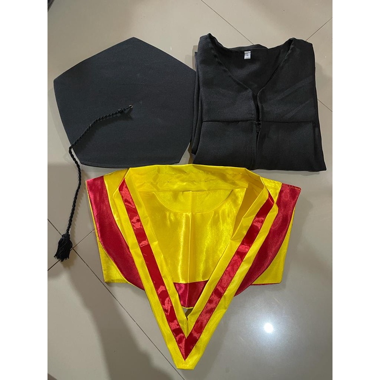 Baju Toga Wisuda Jubah Hitam Topi segi lima kuncir hitam samir kuning list merah orange custom satu set CV INDO DELTA Konveksi Grosir Produsen Perlengkapan Pakaian Kelulusan