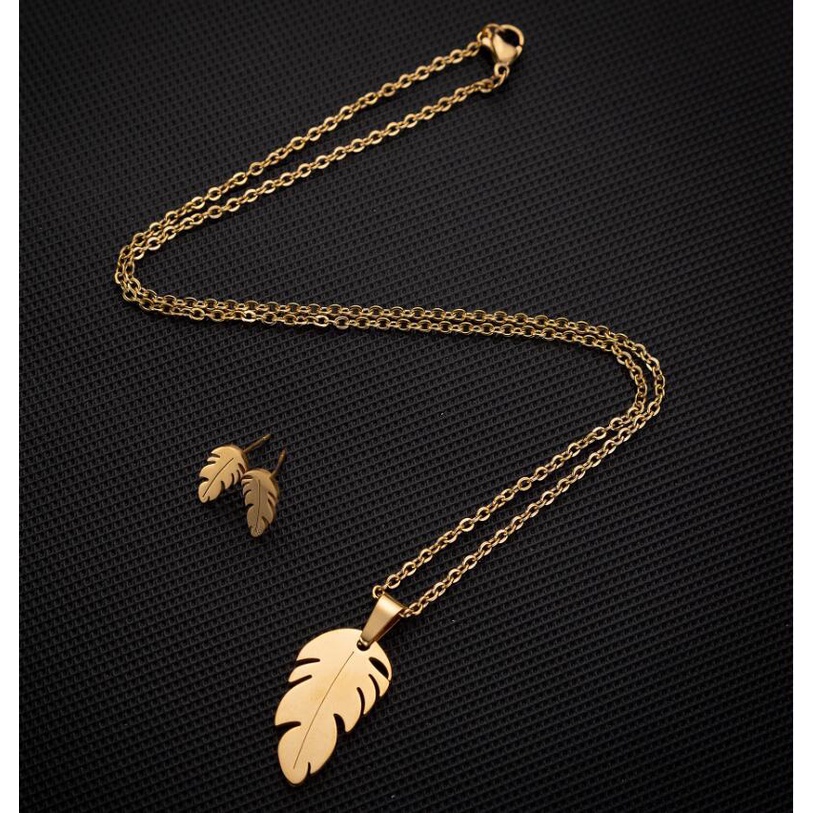 Kalung Rantai Dengan Liontin Bentuk Bulu Warna Emas Untuk Wanita