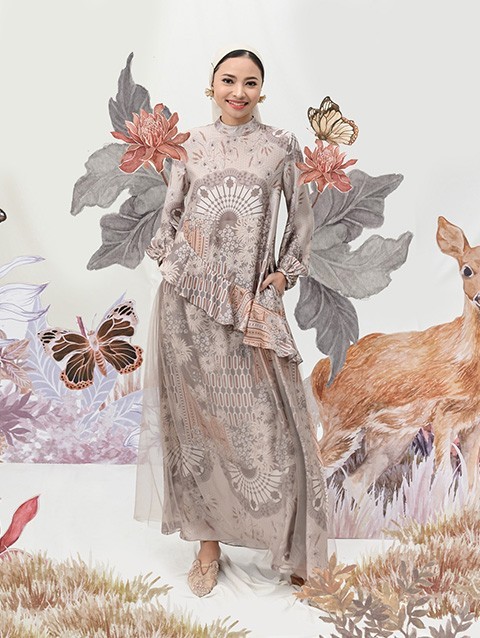 Melody Dress in Vintage Lace - Wearing Klamby