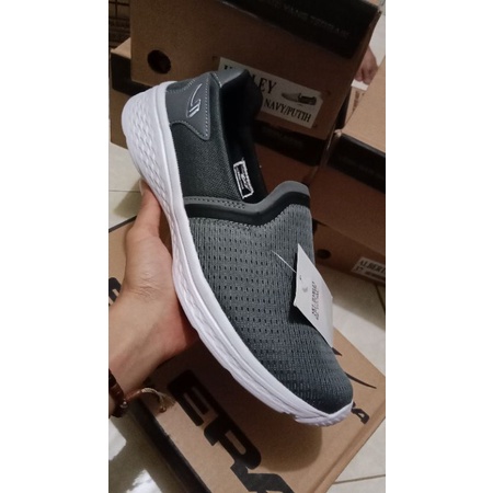 sepatu slip on new era