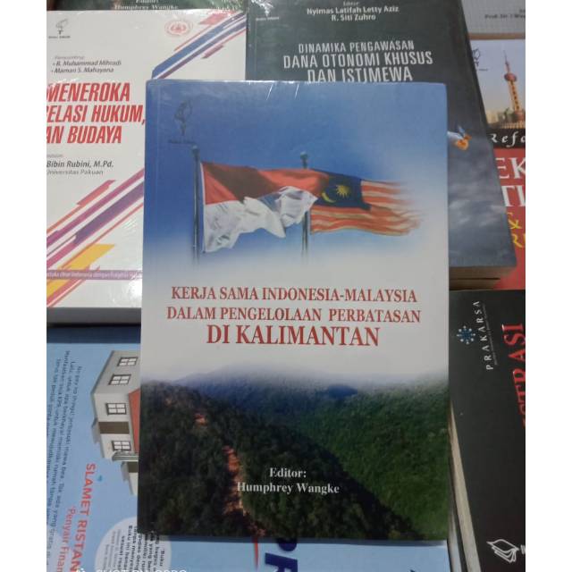 

BUKU KERJASAMA INDONESIA-MALAYSIA DALAM PENGELOLAAN PERBATASAN DI KALIMANTAN