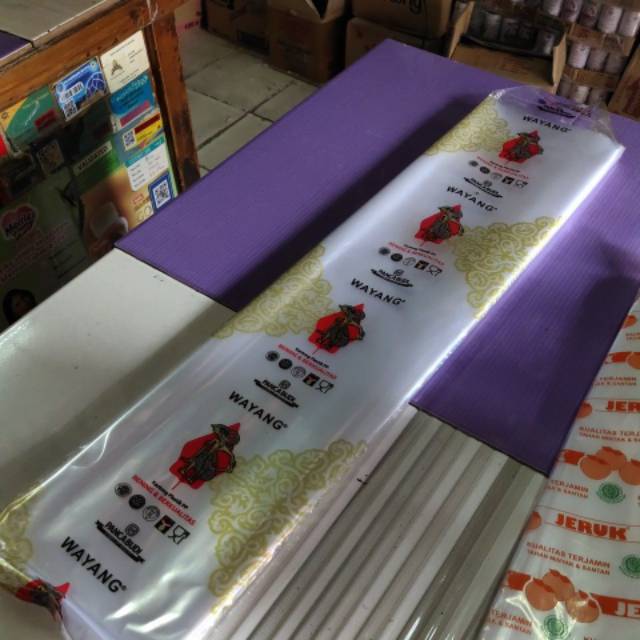 PLASTIK PP  WAYANG UK 60×100.SEBKS 450 gram.ISI 12-14 LEMBAR