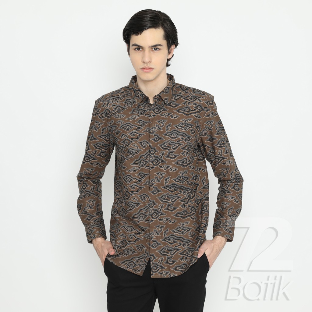 BATIK PRIA LENGAN PANJANG Kemeja Slimfit Premium Mega Mendung Warna Coklat Hitam 722074 Cap 72 - Baju Kemeja Atasan Pakaian Setelan Batik Pria Cowok Laki Laki Remaja Keluarga Kantor Lengan Panjang Modern Slimfit Slim Fit Premium Kekinian