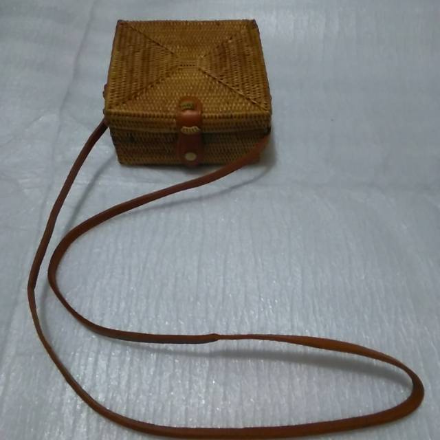 Tas Selempang Bali Tas Rotan Ata Kotak Kecil 14x14cm Kancing Klip