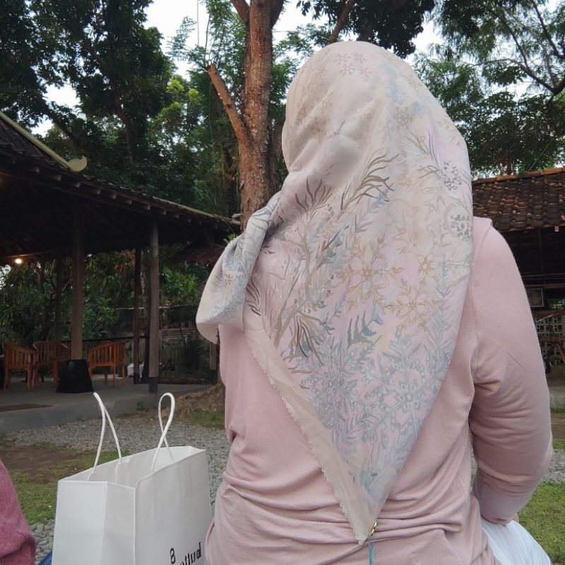 Buttonscarves Disney FROZEN ALMOND