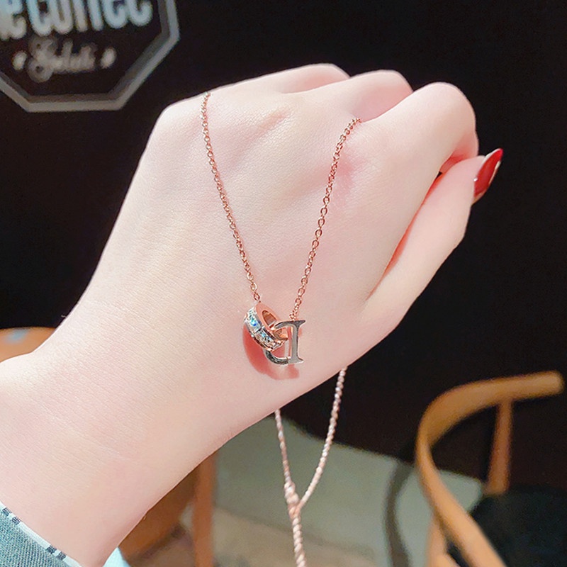 Kalung Titanium Wanita Huruf D Romawi Berlian Lapis Emas18K Anti Karat Aksesoris