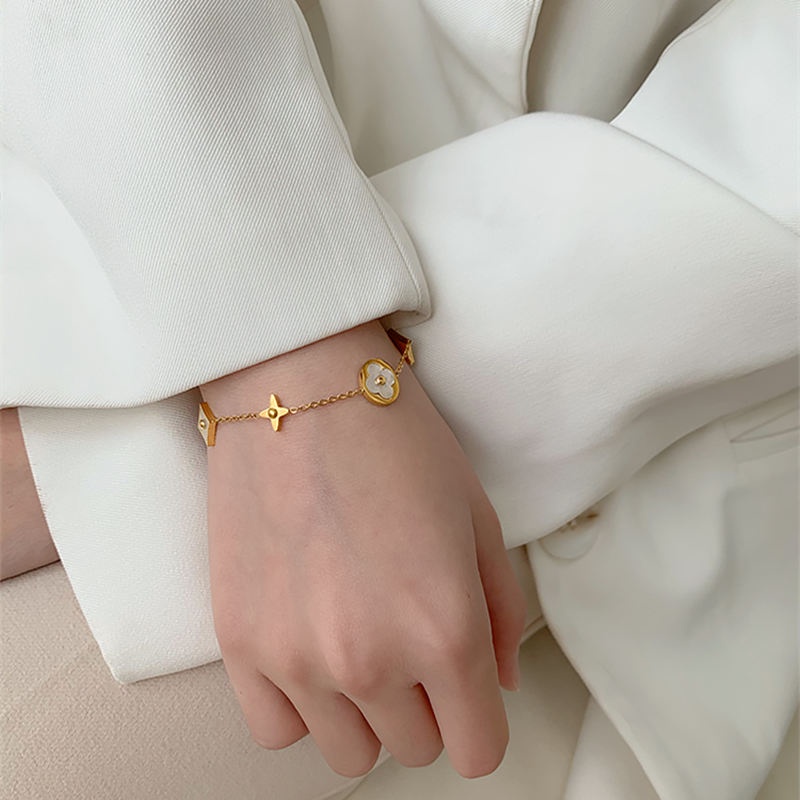 Gelang rantai titanium wanita Anti karat Bracelet cantik Emas Semanggi Beruntung Aksesoris Korea