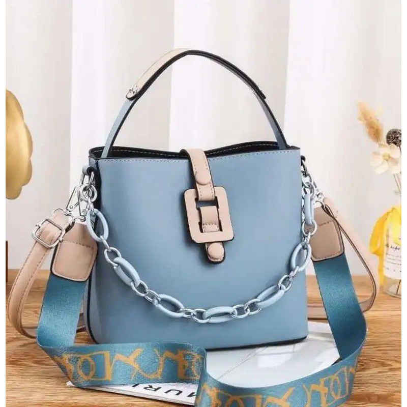 

Kode: ELJ 5074IDR : 152 rbBahan : Kulit PUukuran: 20 x 23 x 12 cm