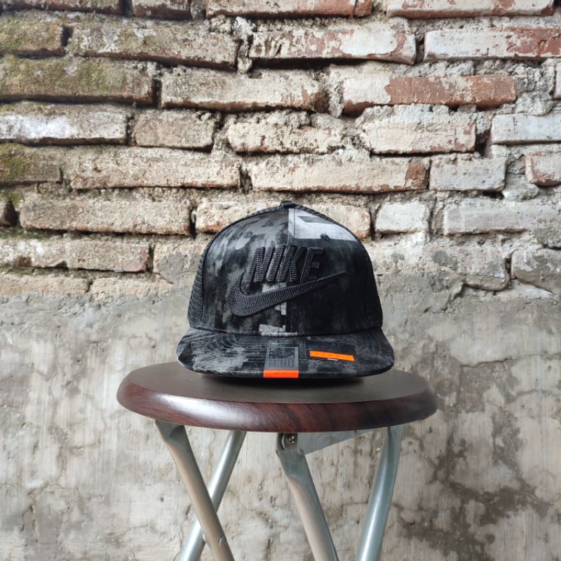 Snapback Nike model Trucker Hitam