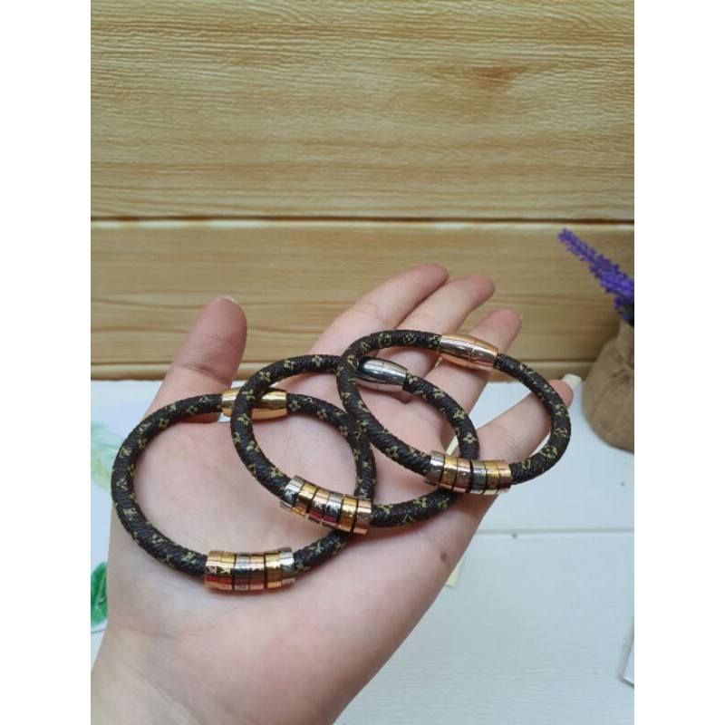 gelang lv titanium / gelang kulit lv titanium / gelang asli titanium lv tidak karat dan tidak luntur