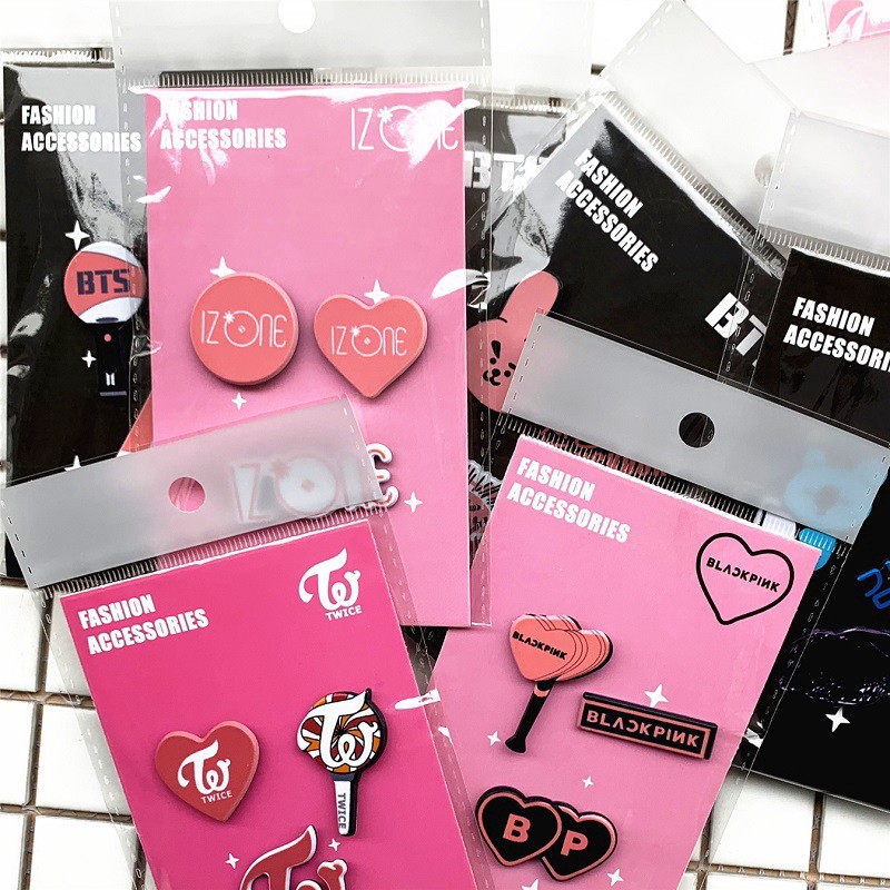 Pin / Bros Kpop BTS Pin Pink GOT7 TWICE Seventeen Bahan Akrilik untuk Dekorasi