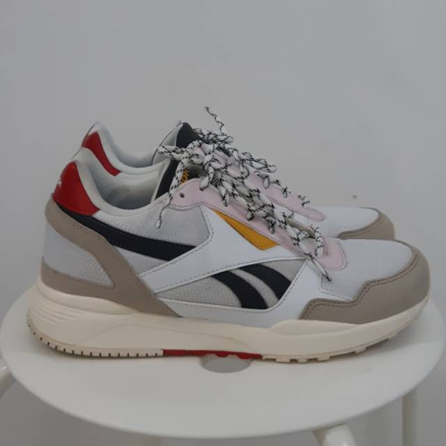 Preloved Sepatu REEBOK x WANNA ONE Royal bridge