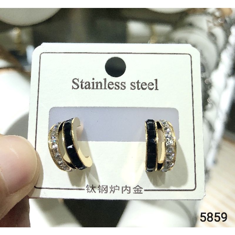 Anting titanium mata putih dan mata hitam perhiasan fashion