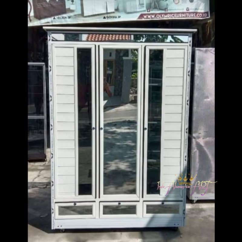 Lemari Pakaian / Baju Pintu 3 Kaca Hias Pajangan Bahan Alumunium
