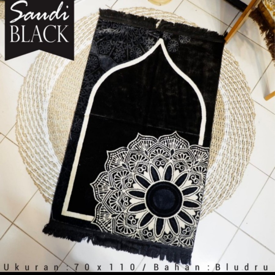 sajadah saudi hitam bahan bludru tebal ukuran 70 x 110 cm