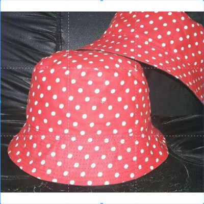 Topi bucket hat polka merah 2 warna bolak balik