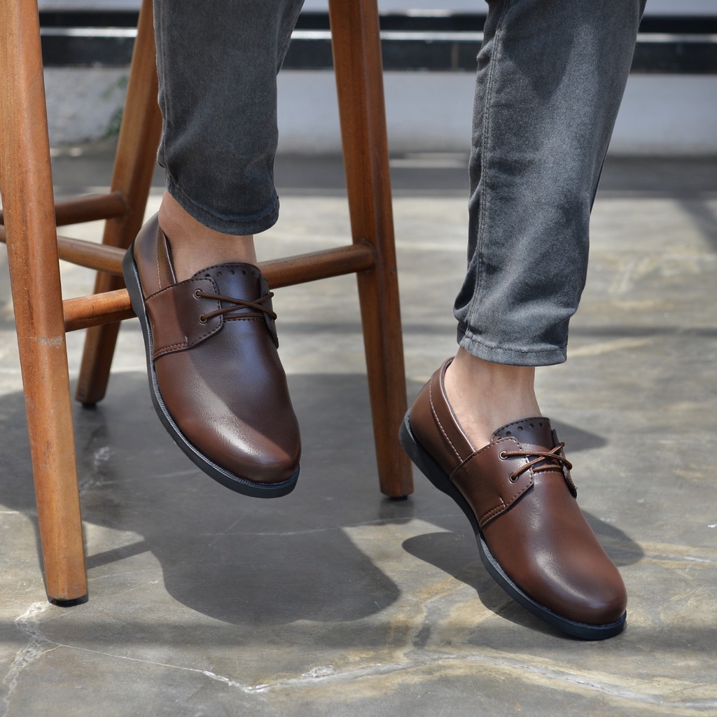 SEPATU FORMAL PRIA CASUAL COWOK PERKANTORAN KULIT PU ASLI ORIGINAL RIONZ KROOS BLACK BROWN - SepatuFormal Pantofel pria Resmi Formal Hitam Kasual Kuliah Kantor Pesta Kondangan Gereja Kerja PNS Guru Terkini Terbaik Terlaris Murah Trendy Terbaru