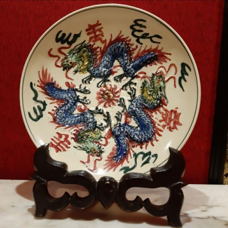 Piring Hias Motif Retak Seribu Tiga Naga Timbul Panca Warna Type B
