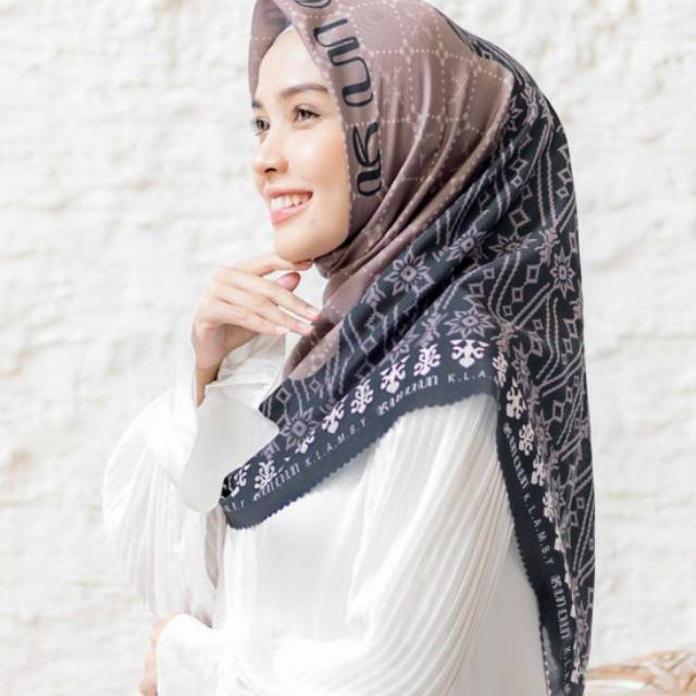 Kanaka scarf Bromo wearing klamby