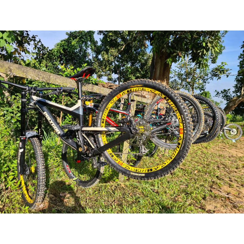 sepeda polygon collosus dh 2.0 downhill
