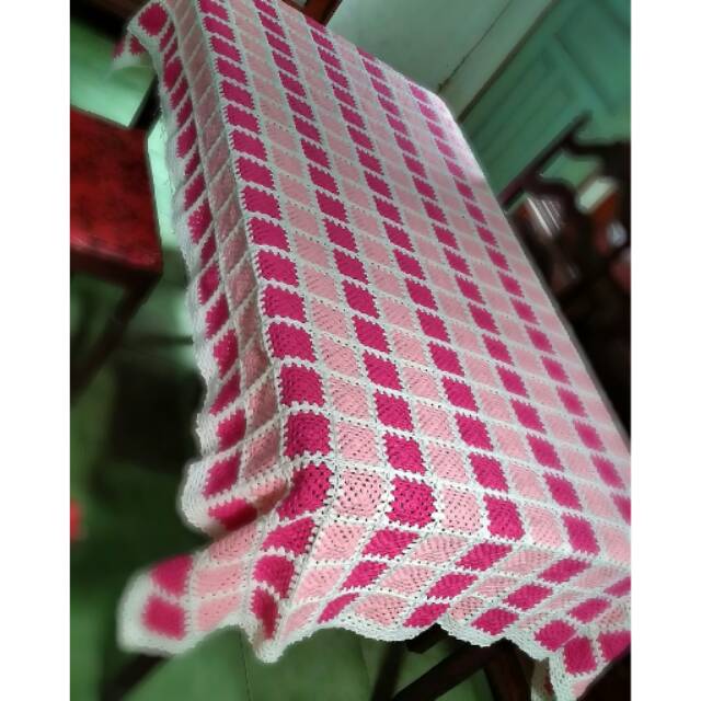 Taplak meja makan rajut