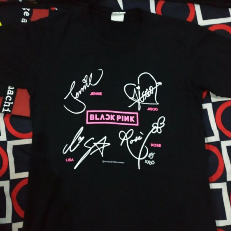 Kaos Blackpink Signature Jennie Lisa Jisoo Rose Merchandise