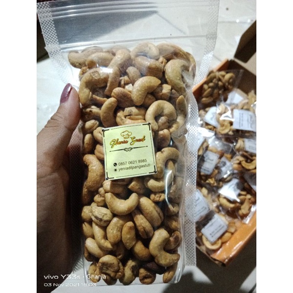 

Kacang mede utuh