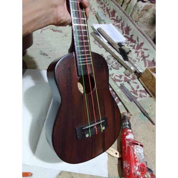 UKULELE SENAR 3 MOTIF KAYU.