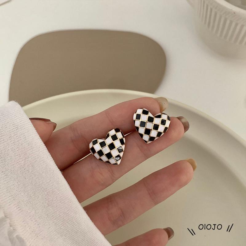 Anting Stud Bentuk Papan Catur Tiga Dimensi Untuk Wanita ol2