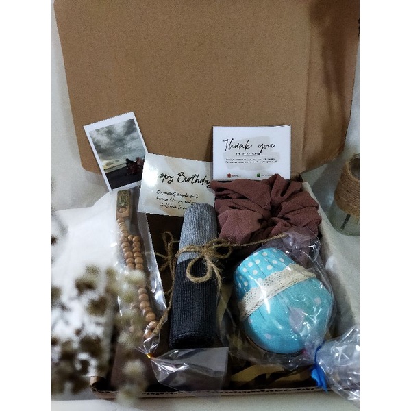 

Hampers hijab Kado Ulang tahun/Graduation Gift/Gift Box/Hampers Lebaran/Hantaran/Wedding