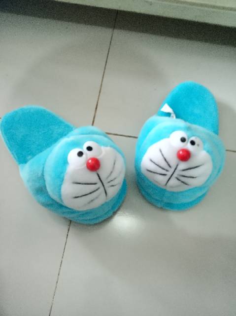 Sandal boneka karakter dewasa.