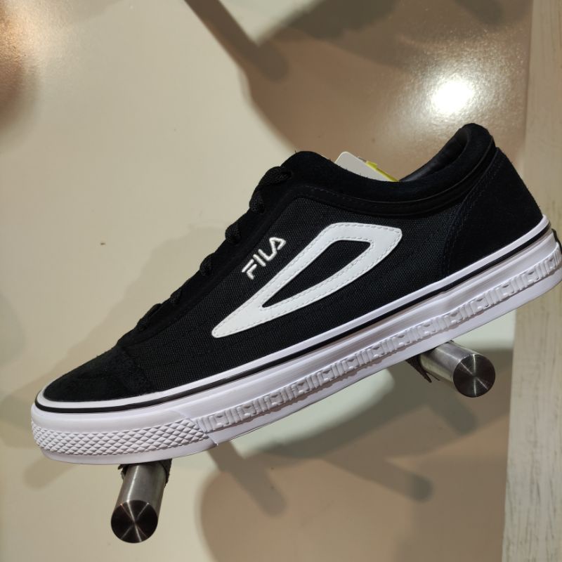 Fila sepatu pria