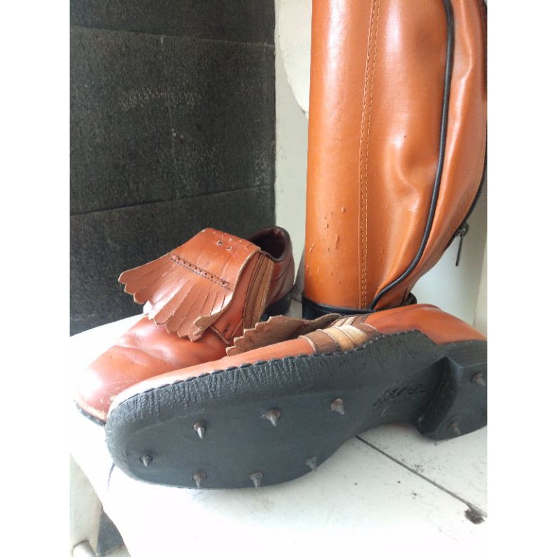 Tas golf bahan kulit.