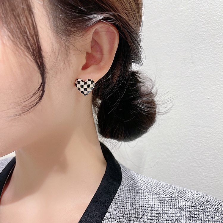 Anting Bentuk Hati Motif Kotak-Kotak Warna Hitam Dan Putih Gaya Korea