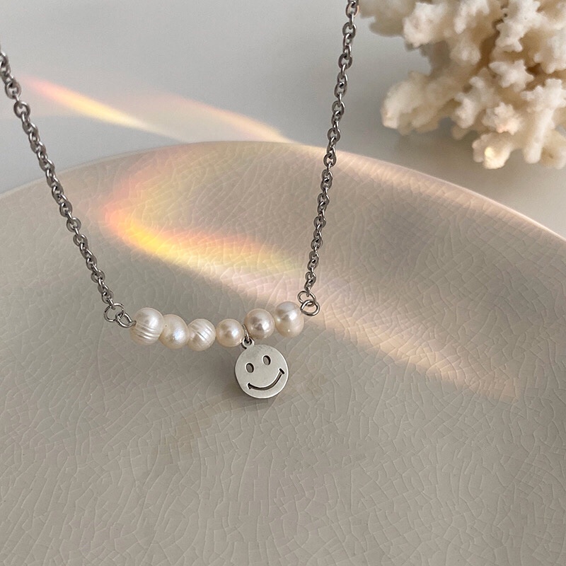 Gaya Korea elegan alami mutiara titanium steel smiley face liontin kalung untuk wanita ins gaya ding