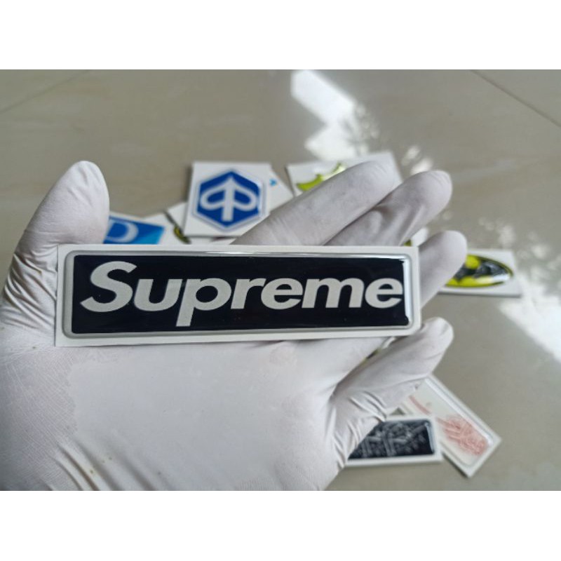 

Stiker timbul supreme hitam 11x3cm