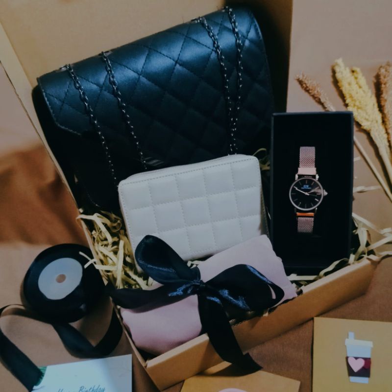 

KADO CEWEK / HAMPERS CEWEK / GIFT CEWEK / BOX CEWEK / KADO ANNIVERSARRY / KADO BIRTHDAY/ KADO WISUDA / HAMPERS WISUDA / KADO ISTIMEWA / KERUDUNG / GIFT BOX / DOMPET KEKINIAN