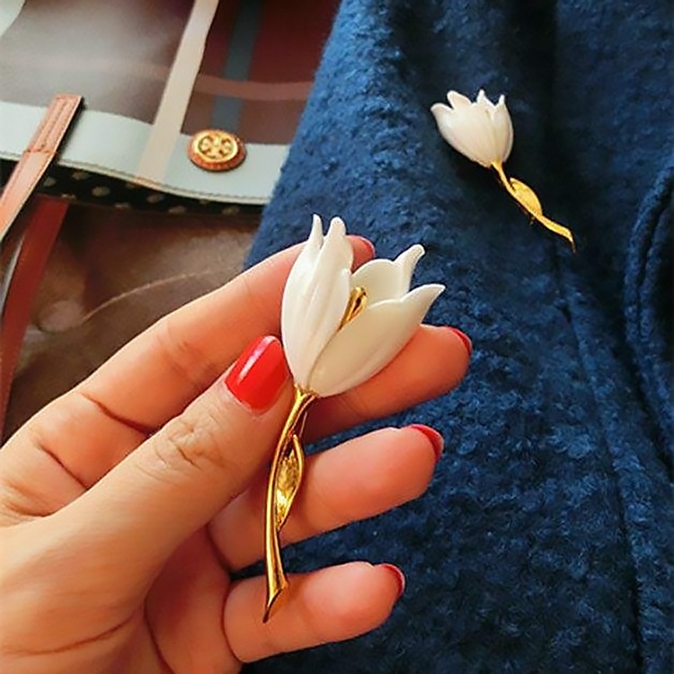 Bros Pin Bentuk Bunga Magnolia Putih Anti Noda Bahan Metal Untuk Aksesoris Pakaian Wanita