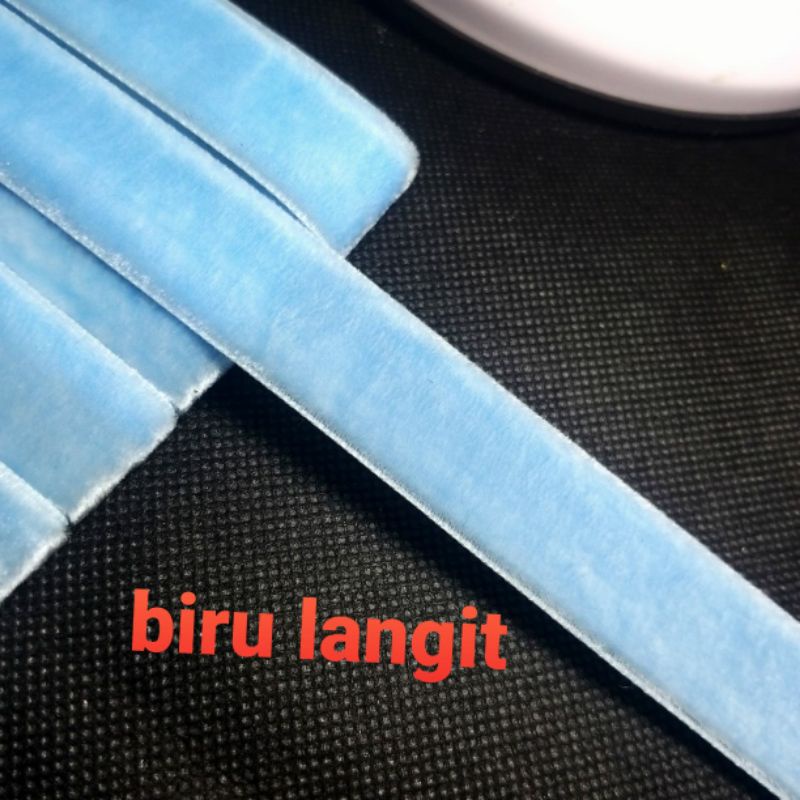 

per rol 15 meter,pita bludru/velvet warna biru langit lebar 2 cm