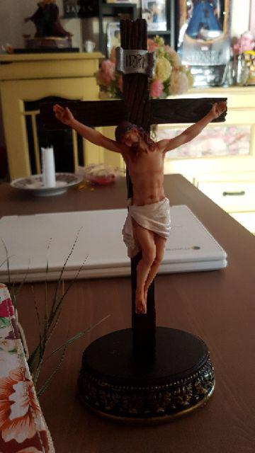 Salib Yesus Duduk Motif Kayu 21 Cm